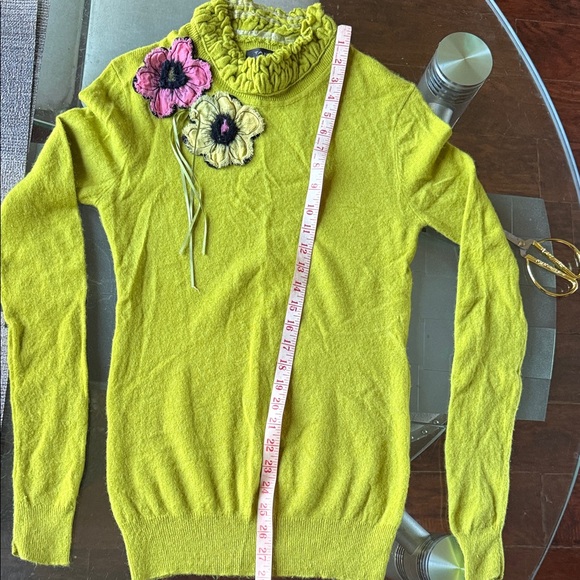 Tahari Woman Lime Green Sweater with Floral Accents.100%2-PLY Cashmere - Picture 8 of 12